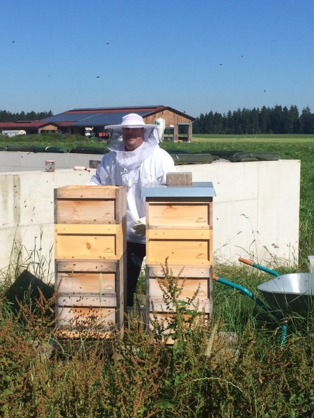 Christian Bludau hinter seinen Bienenstöcken